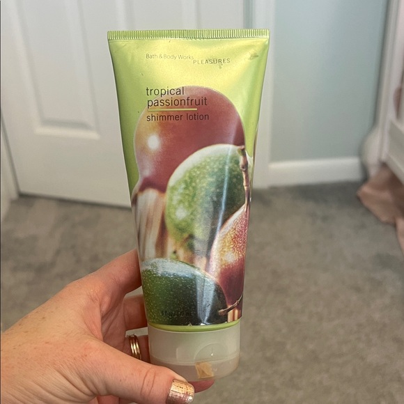 Bath & Body Works Other - Bath & Body Works Tropical Passionfruit Shimmer Lotion 6 Fl Oz Glitter Read